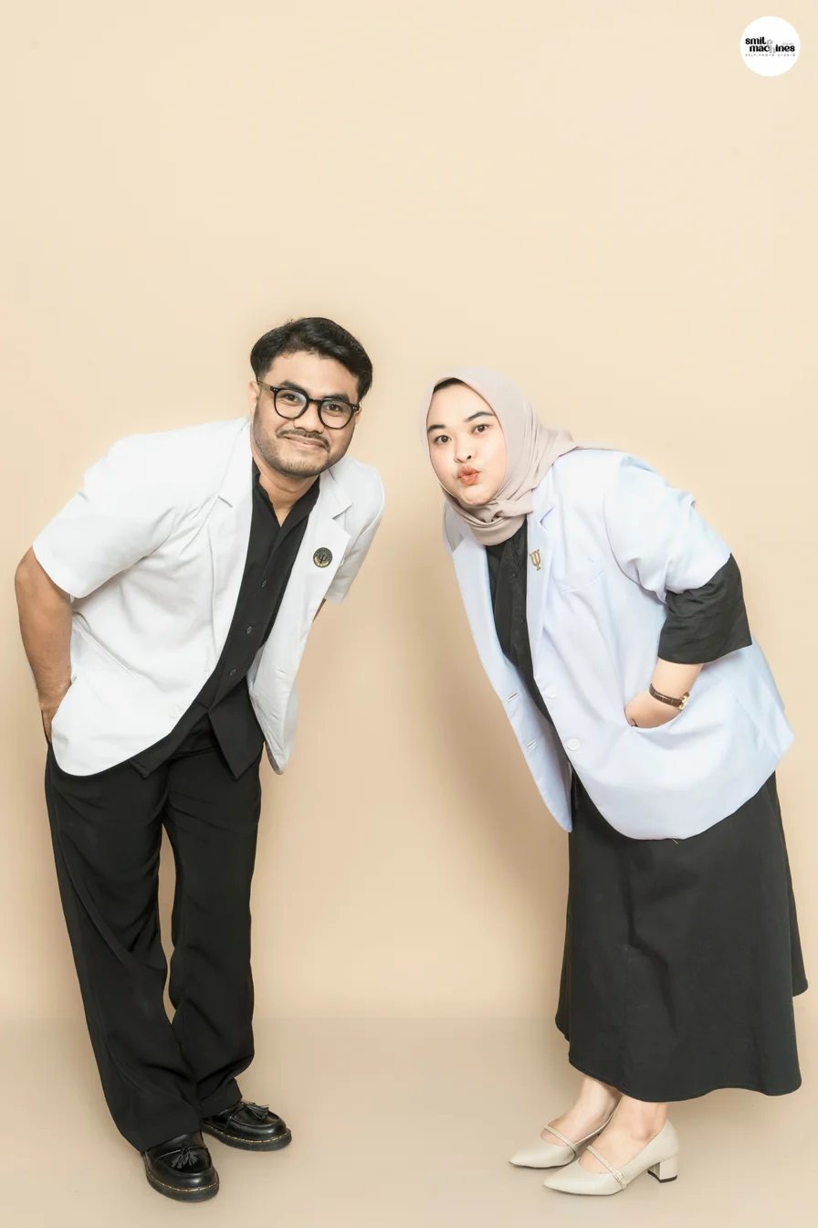 Foto berdua dengan background krem.