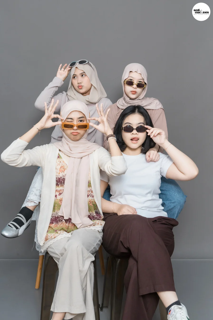 Foto teman-teman dengan background abu-abu.