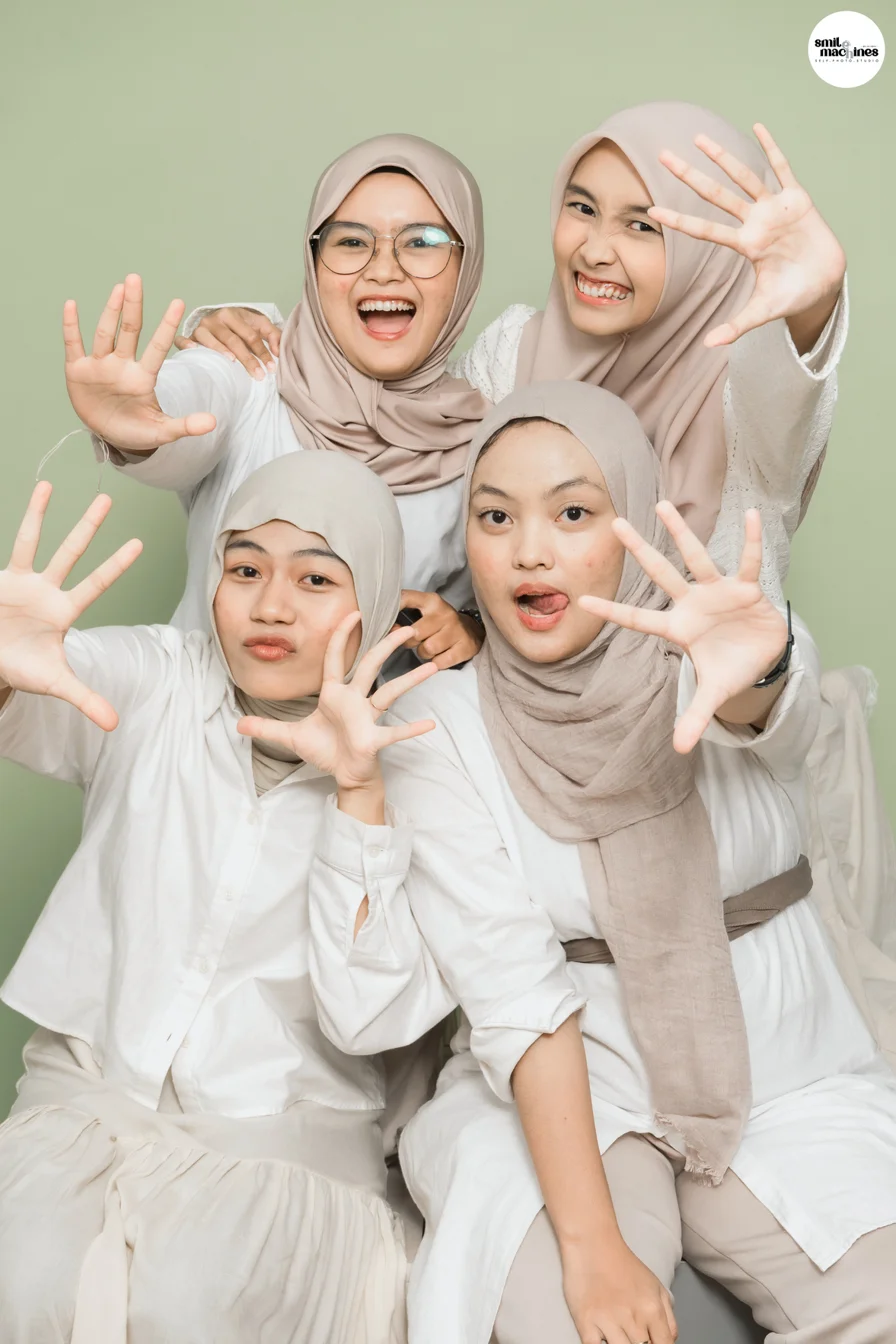 Foto teman-teman dengan background hijau sage.