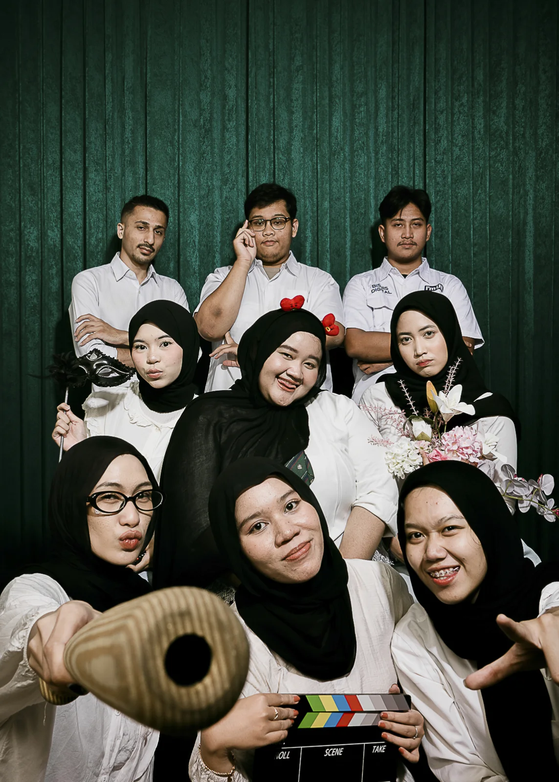 Sekelompok teman berpose di depan tirai hijau The Green Opera.